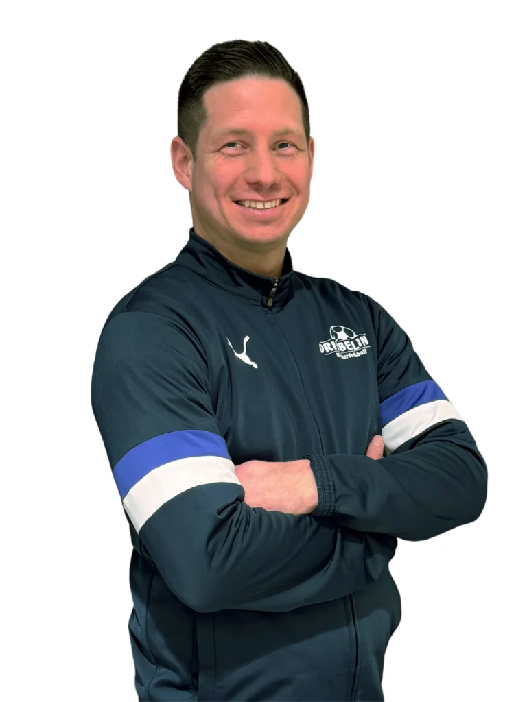 Trainer bei Dribbelino beim Kinderfussballtraining in Köln